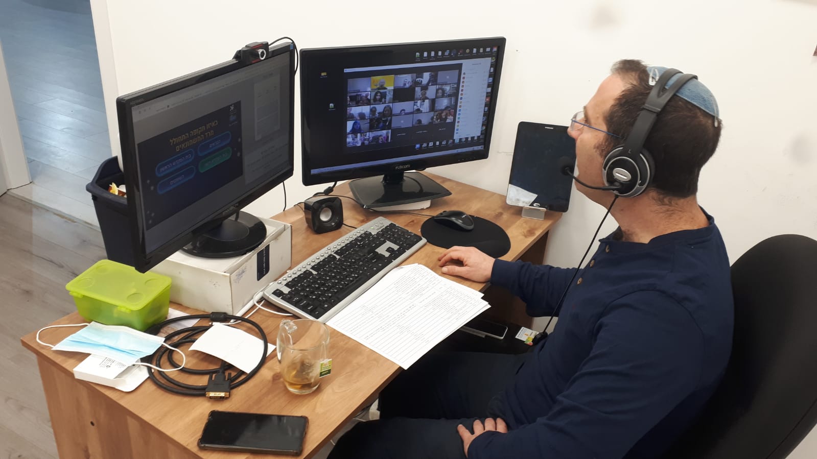 אייל נידורף מעביר משחק טריוויה רב משתתפים OrQuiz