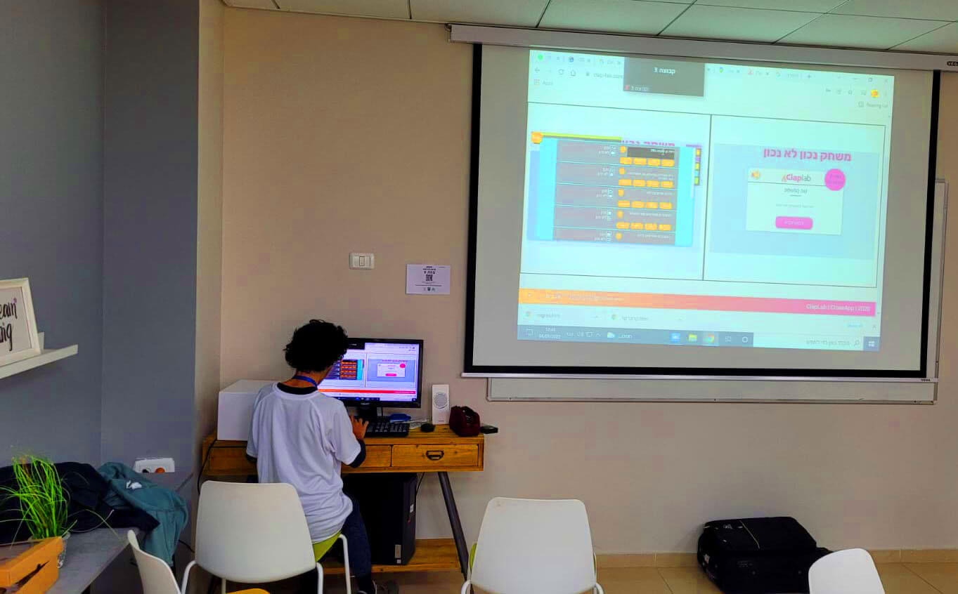 תלמיד יוצר משחק נכון לא נכון במחולל המשחקים ClapLab