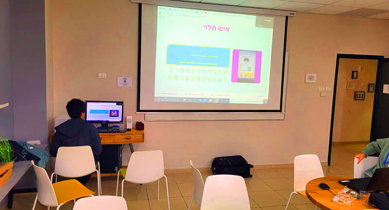 תלמידים יוצרים משחק איש תלוי במחולל המשחקים ClapLab